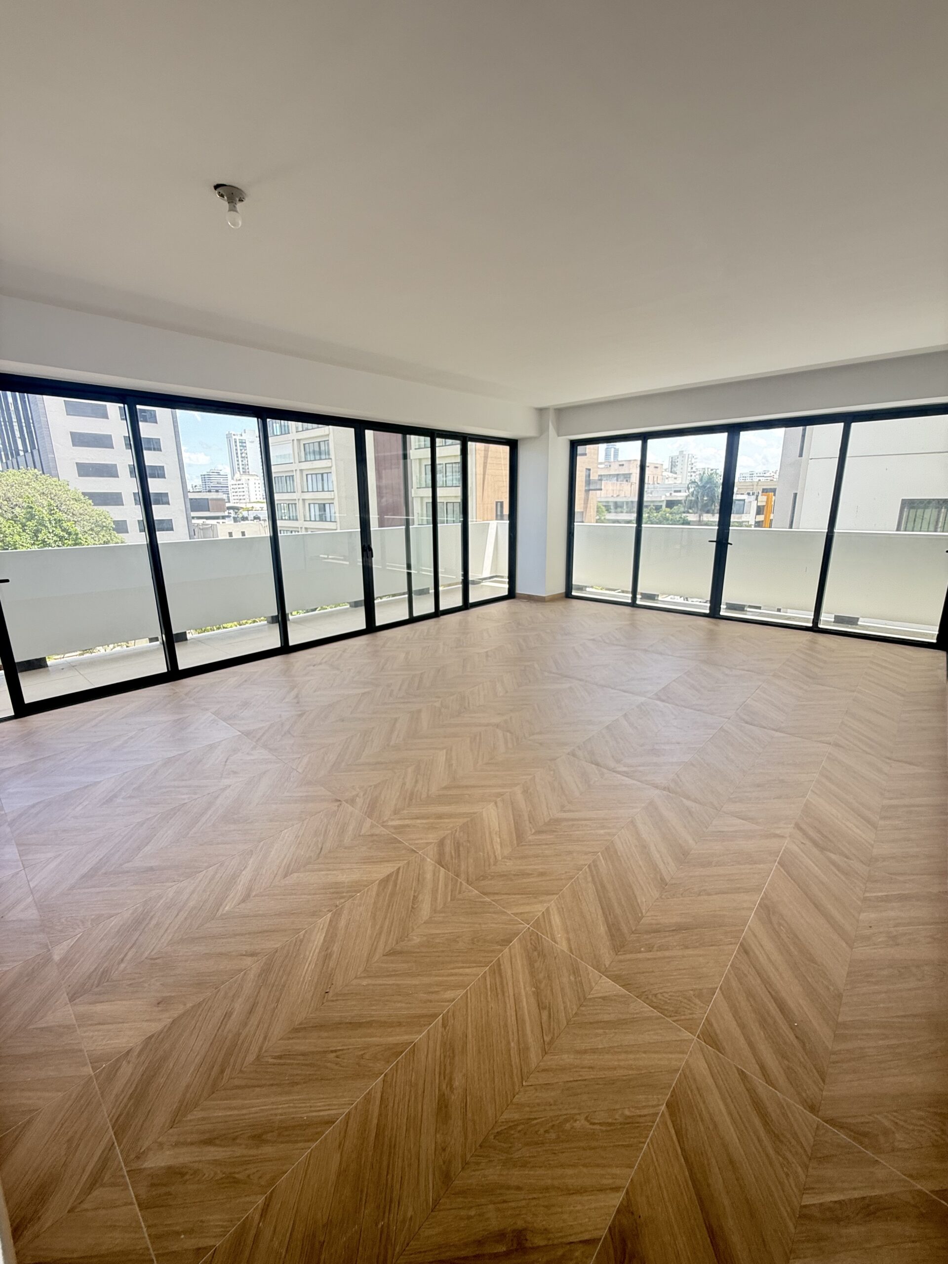 APARTAMENTO EN TORRE FAMILIAR DE LUJO DE 3 HABS. EN PIANTINI, SANTO DOMINGO