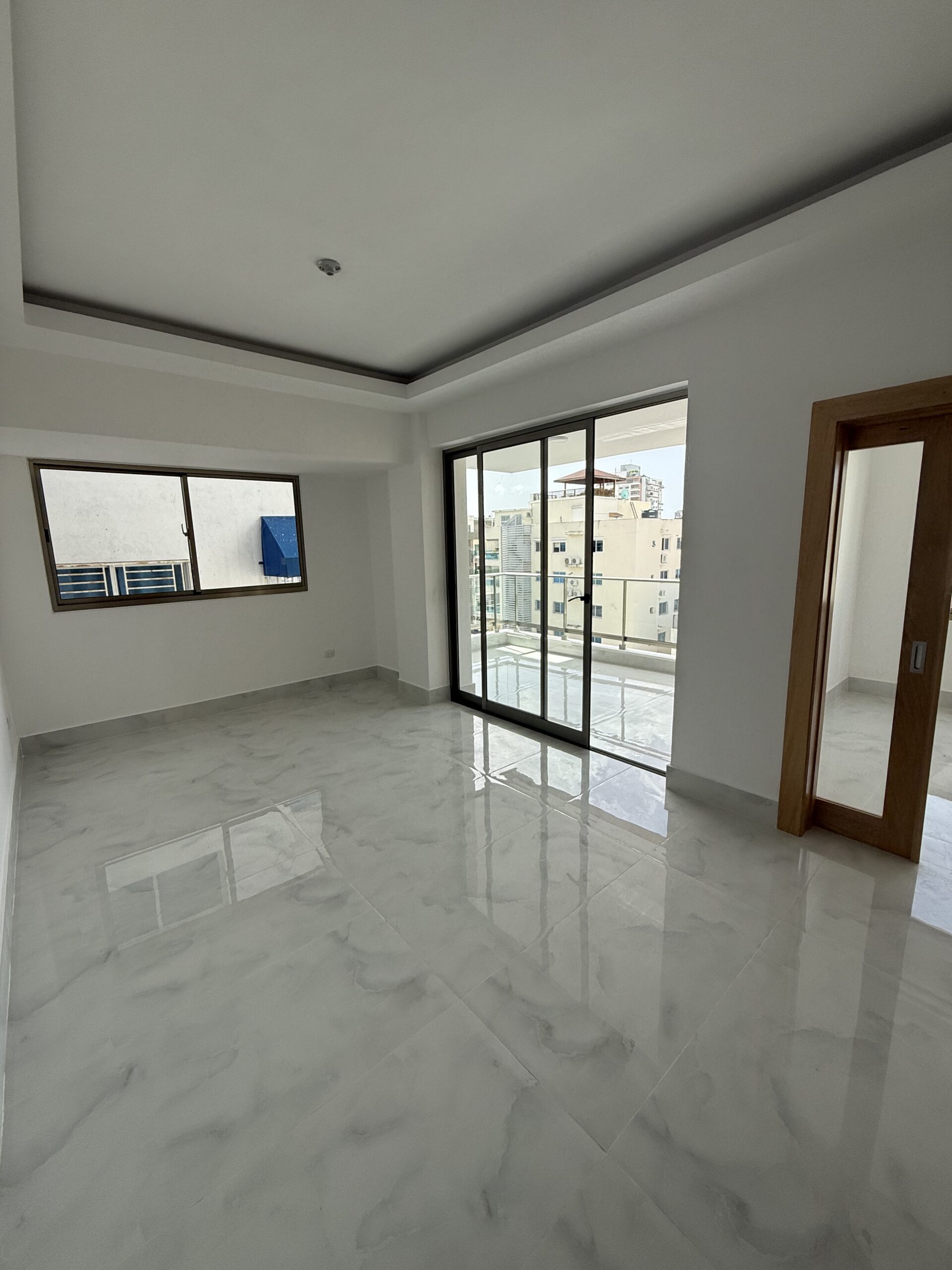 APARTAMENTO AMPLIO PROY. FAMILIAR DE 3 HABS. CASI LISTO EN URBANIZACIÓN REAL, SANTO DOMINGO